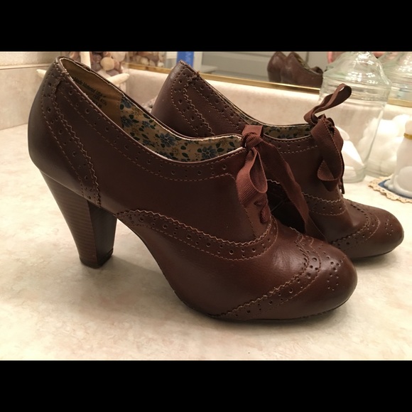 American Eagle Outfitters Shoes - American eagle brown oxford heels